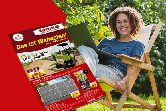 Frau sitzt auf Gartenstuhl und aktuelle Beilage von toom ist zu sehen